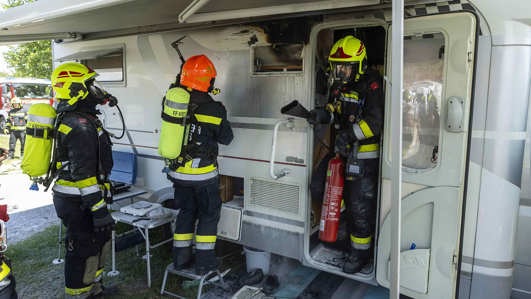FF Krems: Drei Verletzte bei Wohnmobilbrand am Campingplatz