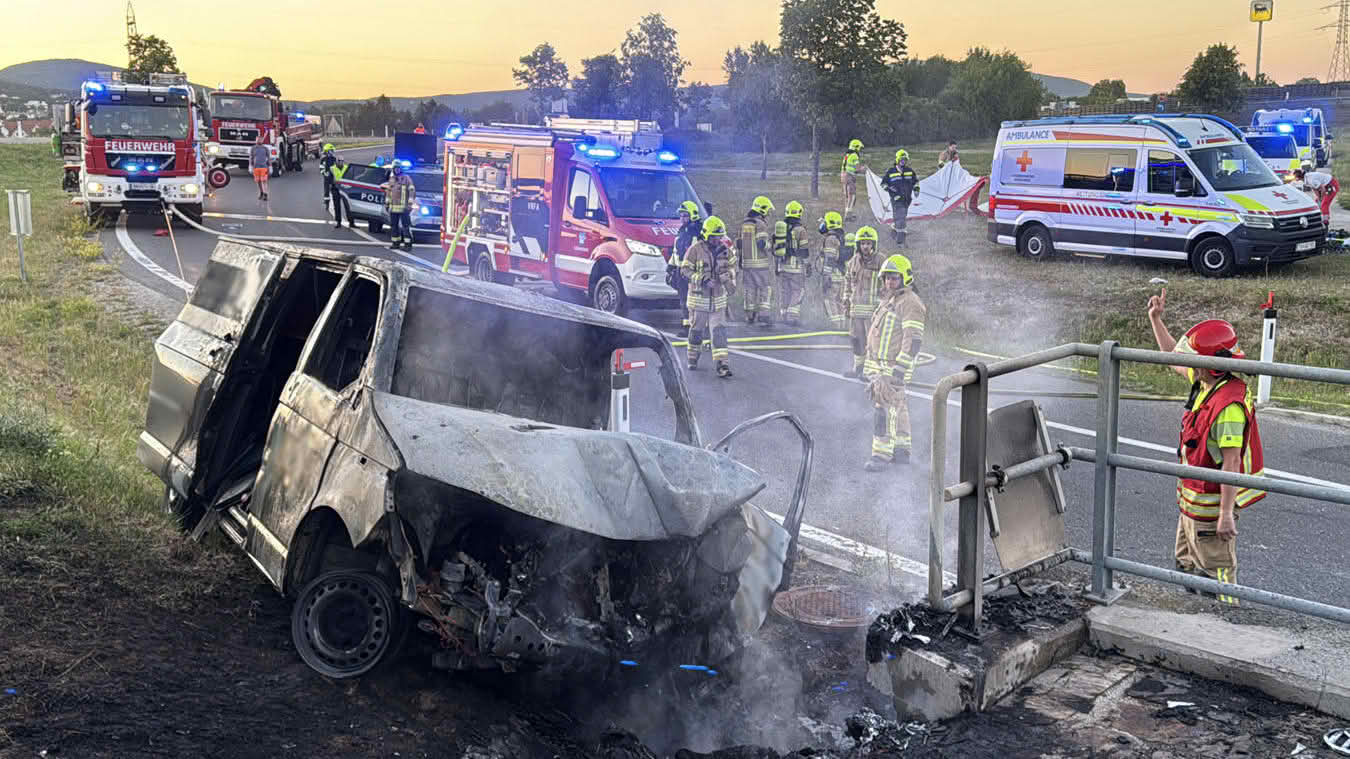 Ersthelfer befreien verletzten Lenker