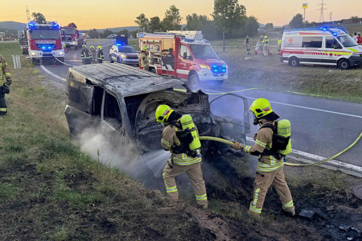BFKDO Baden: Ersthelfer befreien verletzten Lenker aus brennendem Unfallwrack