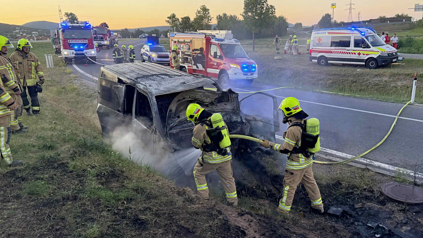 Ersthelfer befreien verletzten Lenker