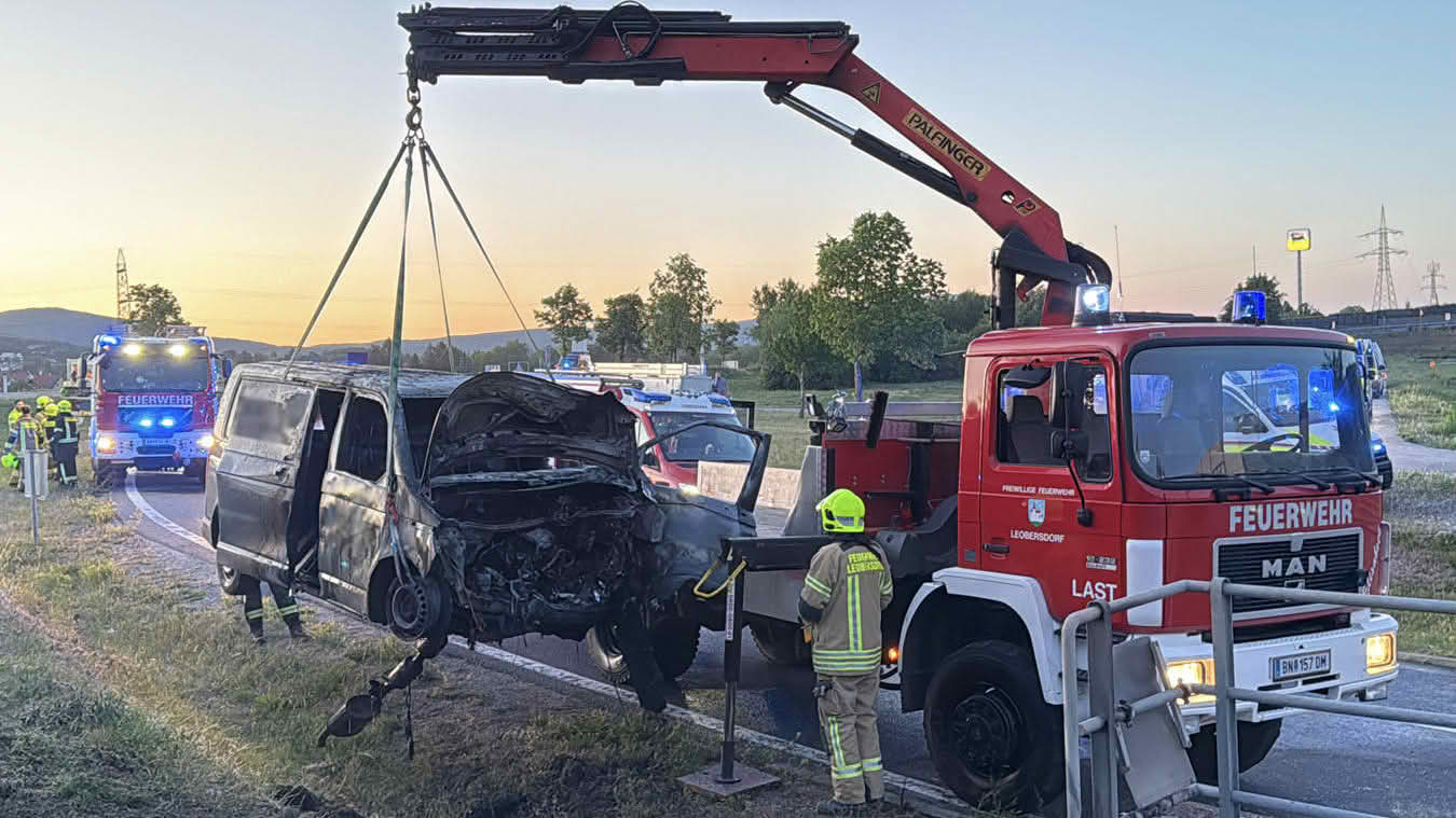 Ersthelfer befreien verletzten Lenker