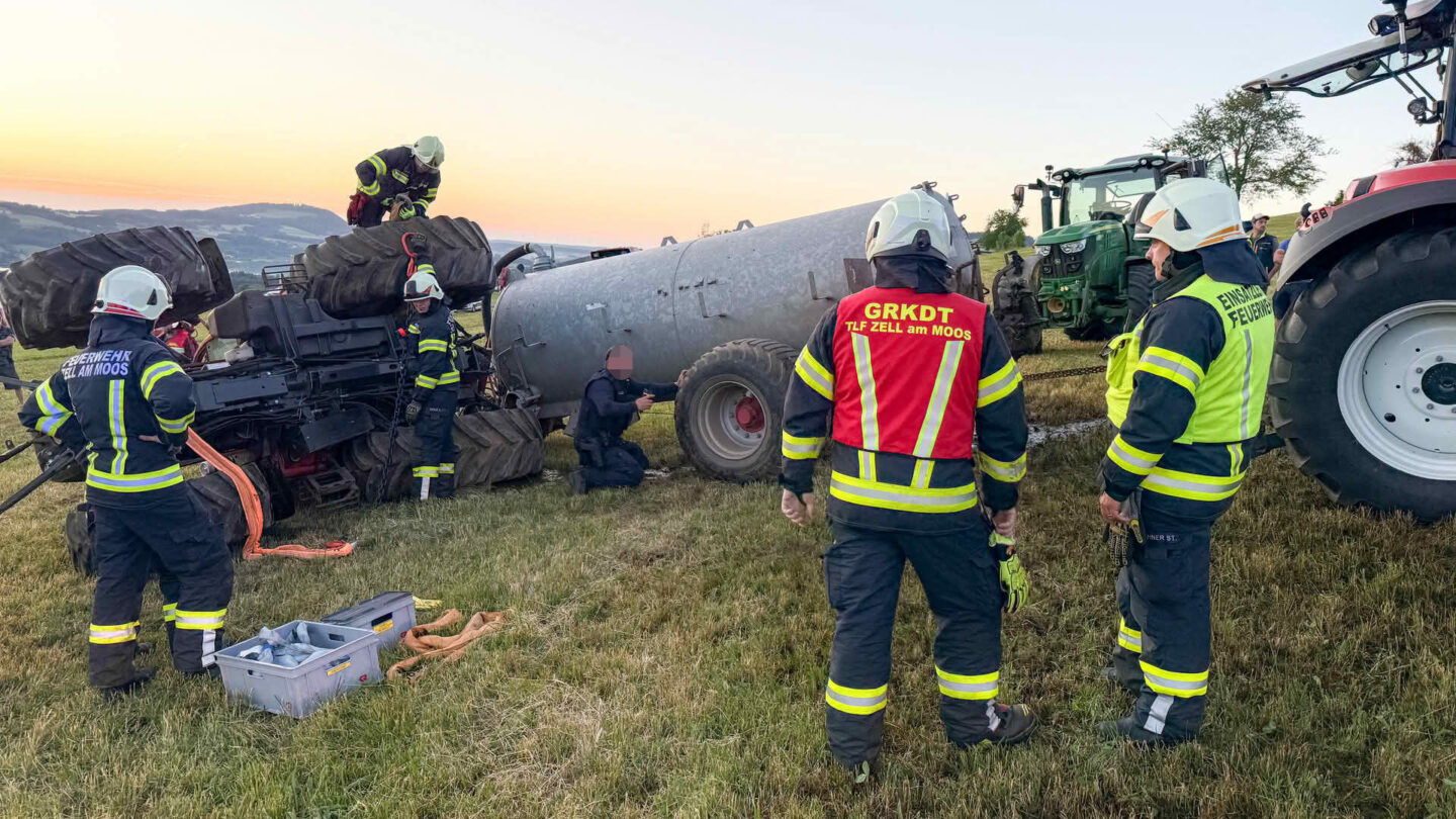 Traktor mit 5.500 Liter Güllefass umstürzt