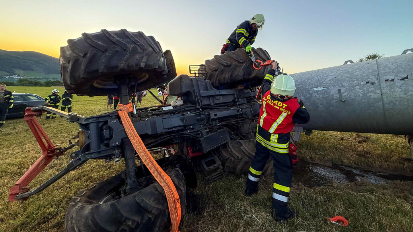 Traktor mit 5.500 Liter Güllefass umstürzt