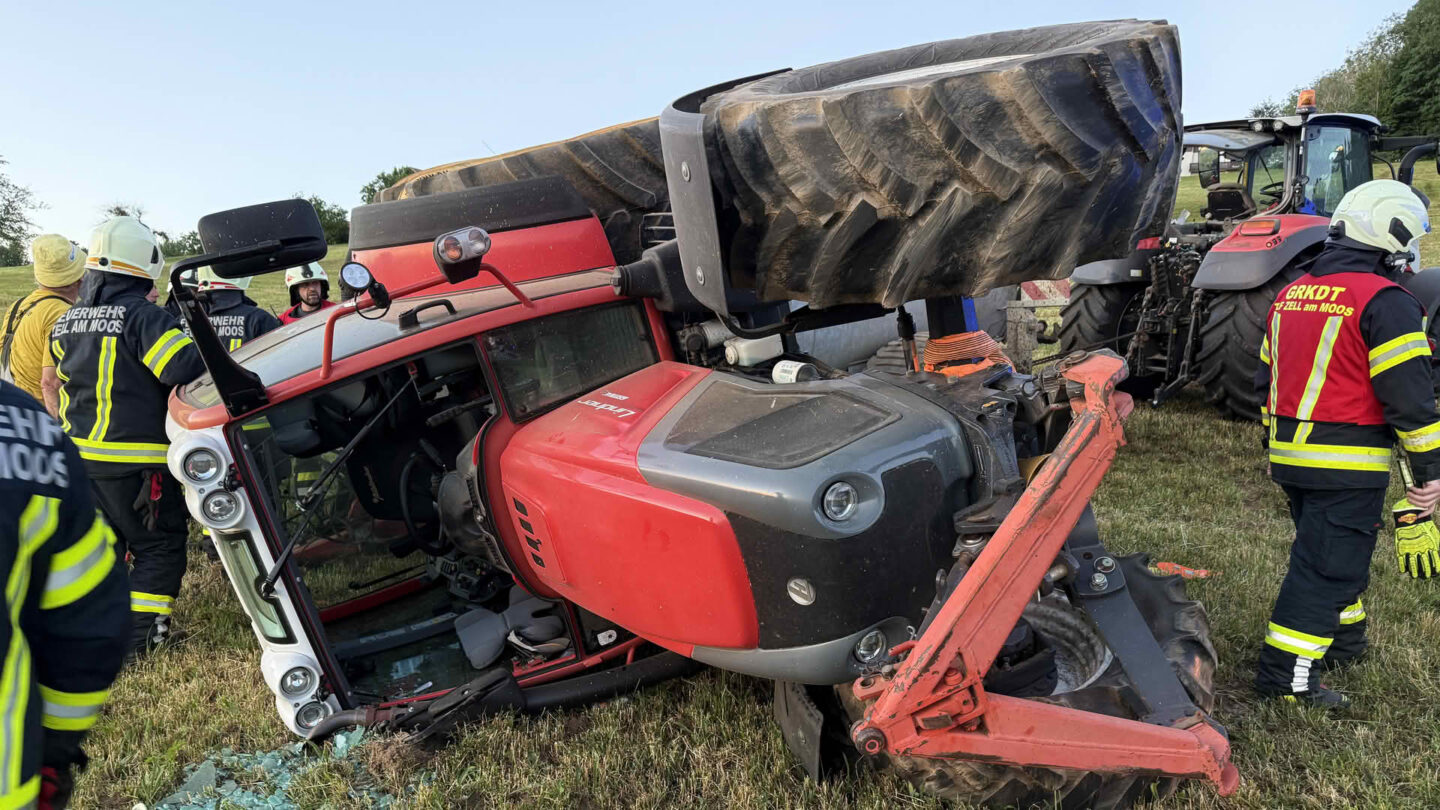 Traktor mit 5.500 Liter Güllefass umstürzt