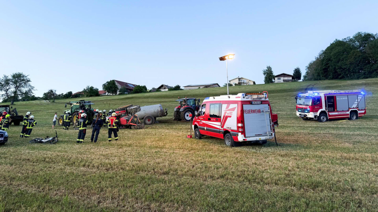 Traktor mit 5.500 Liter Güllefass umstürzt
