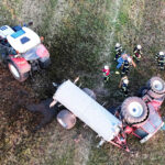 AFK Mondsee: Landwirt nahezu unverletzt – Traktor mit 5.500 Liter Güllefass umstürzt