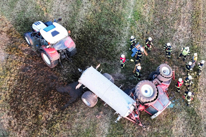 AFK Mondsee: Landwirt nahezu unverletzt – Traktor mit 5.500 Liter Güllefass umstürzt