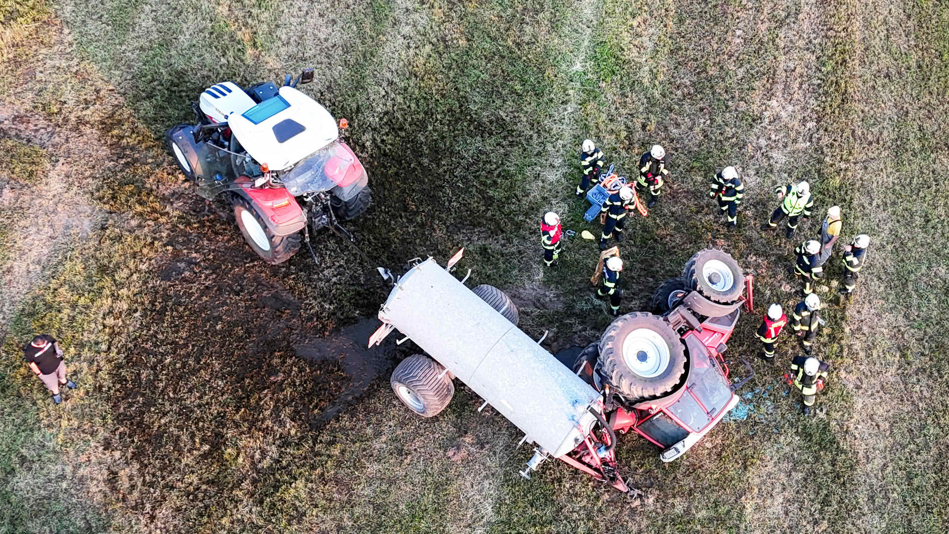 AFK Mondsee: Landwirt nahezu unverletzt – Traktor mit 5.500 Liter Güllefass umstürzt