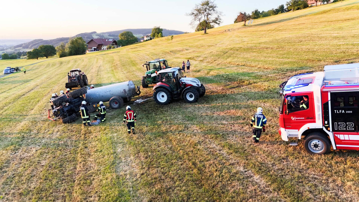 Traktor mit 5.500 Liter Güllefass umstürzt