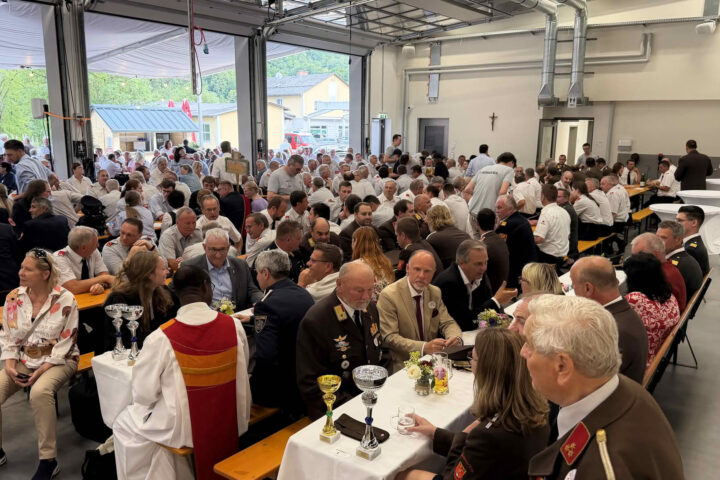 BFKDO Jennersdorf: FF Neuhaus am Klausenbach feiert Eröffnung und Segnung des neuen Feuerwehrhauses