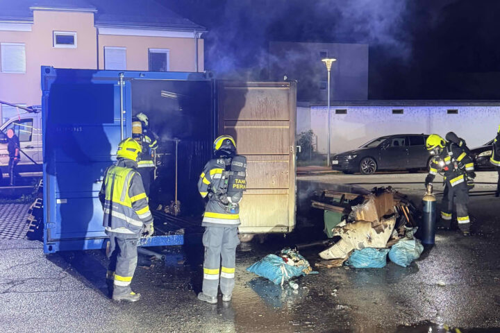 HFW Villach: Brand einer Müllinsel mit angrenzendem Baustellencontainer