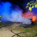 FF Statzendorf: Spektakulärer Fahrzeugbrand bei Wohnhausanlage
