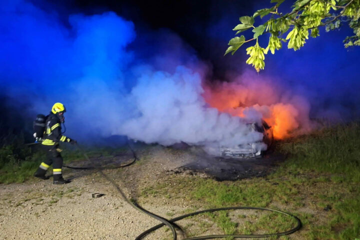 FF Statzendorf: Spektakulärer Fahrzeugbrand bei Wohnhausanlage