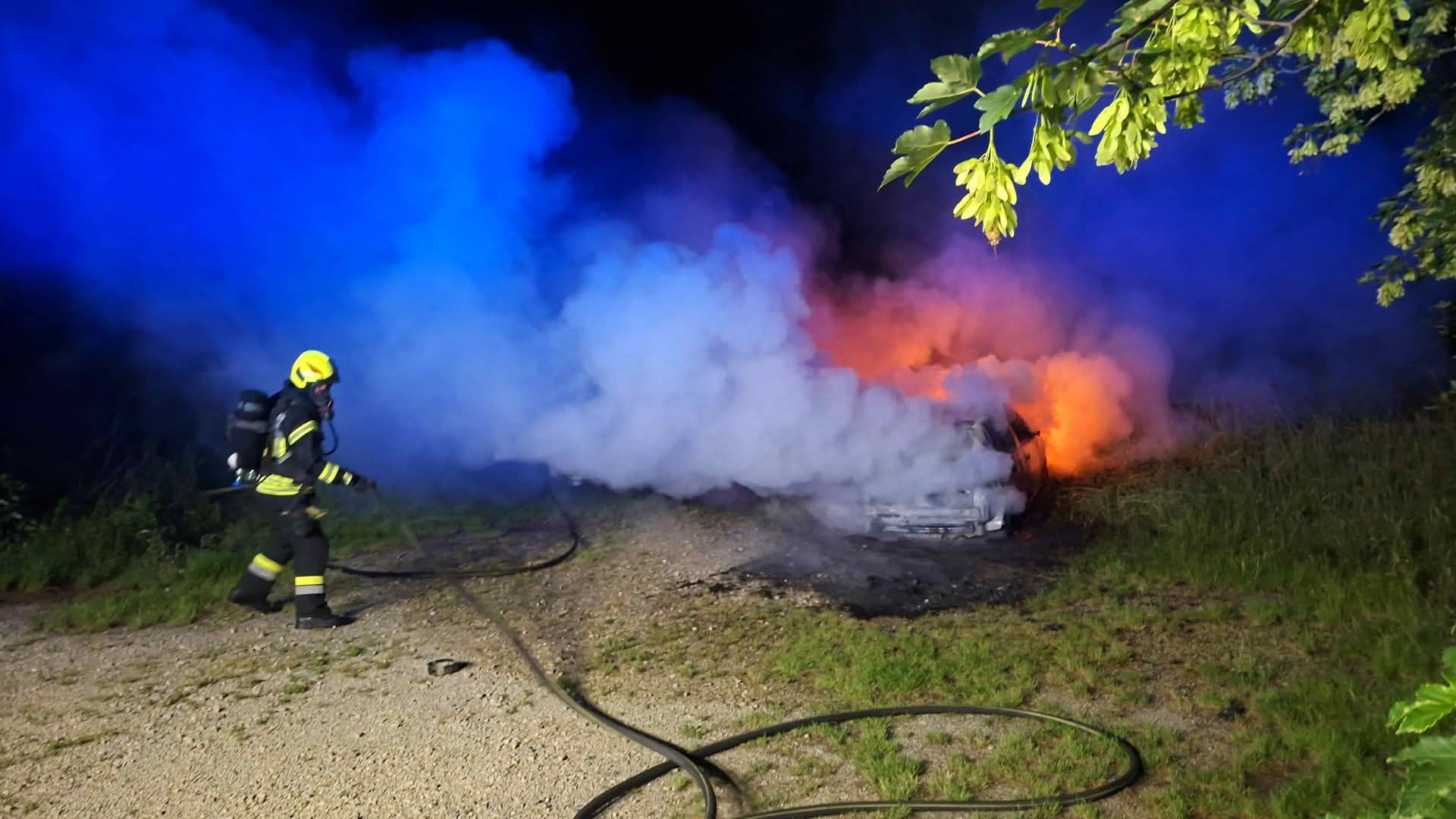 FF Statzendorf: Spektakulärer Fahrzeugbrand bei Wohnhausanlage