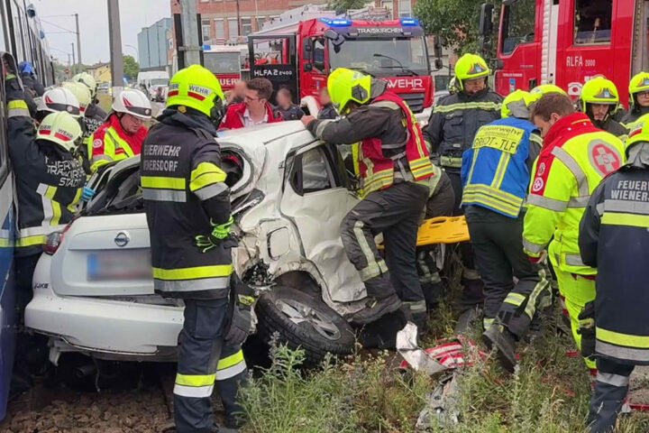 BFKDO Baden: Verkehrsunfall auf Badner-Bahn Übergang