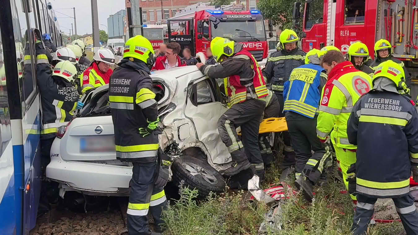 BFKDO Baden: Verkehrsunfall auf Badner-Bahn Übergang