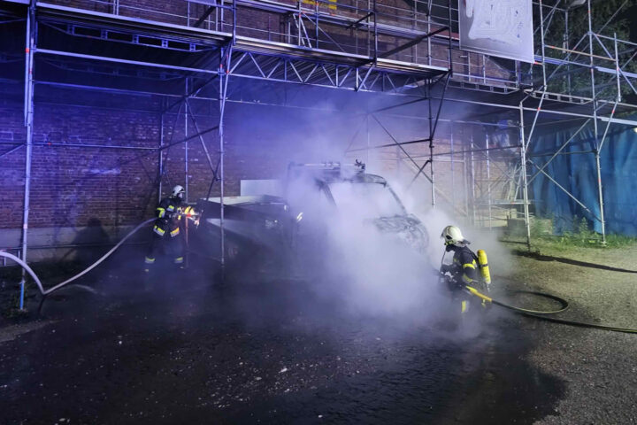 HFW Villach: Vollbrand eines Klein-LKW