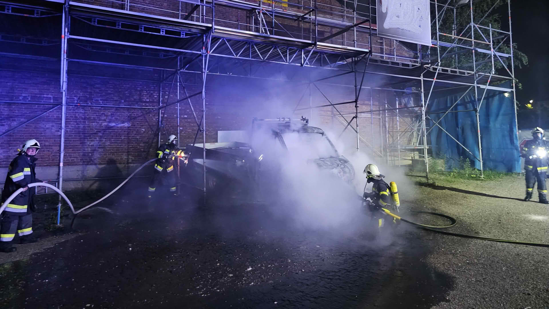 HFW Villach: Vollbrand eines Klein-LKW