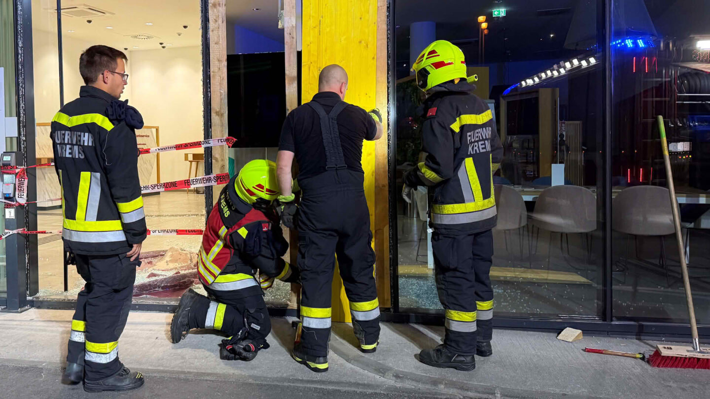 Pkw krachte in Bankfiliale