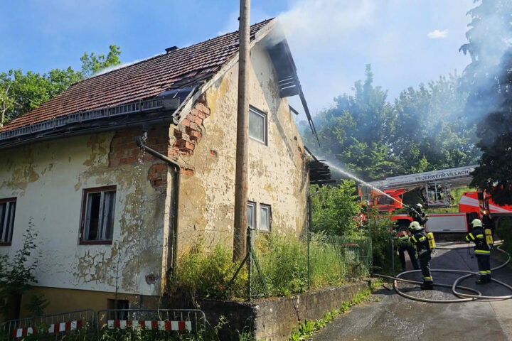 HFW Villach: Dachstuhlbrand in Villach-Fellach