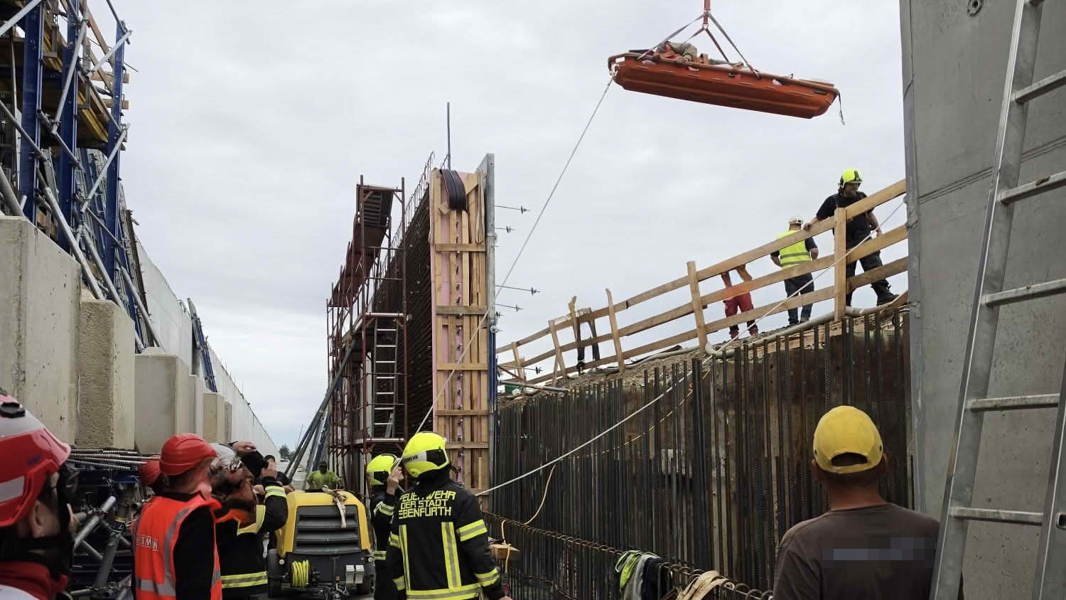 FF Ebenfurth: Verletzter Arbeiter aus Baugrube gerettet