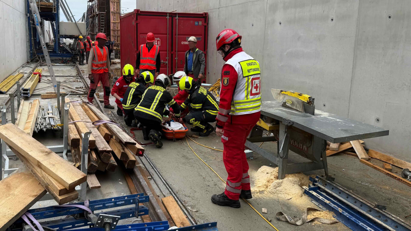 Verletzter Arbeiter aus Baugrube gerettet