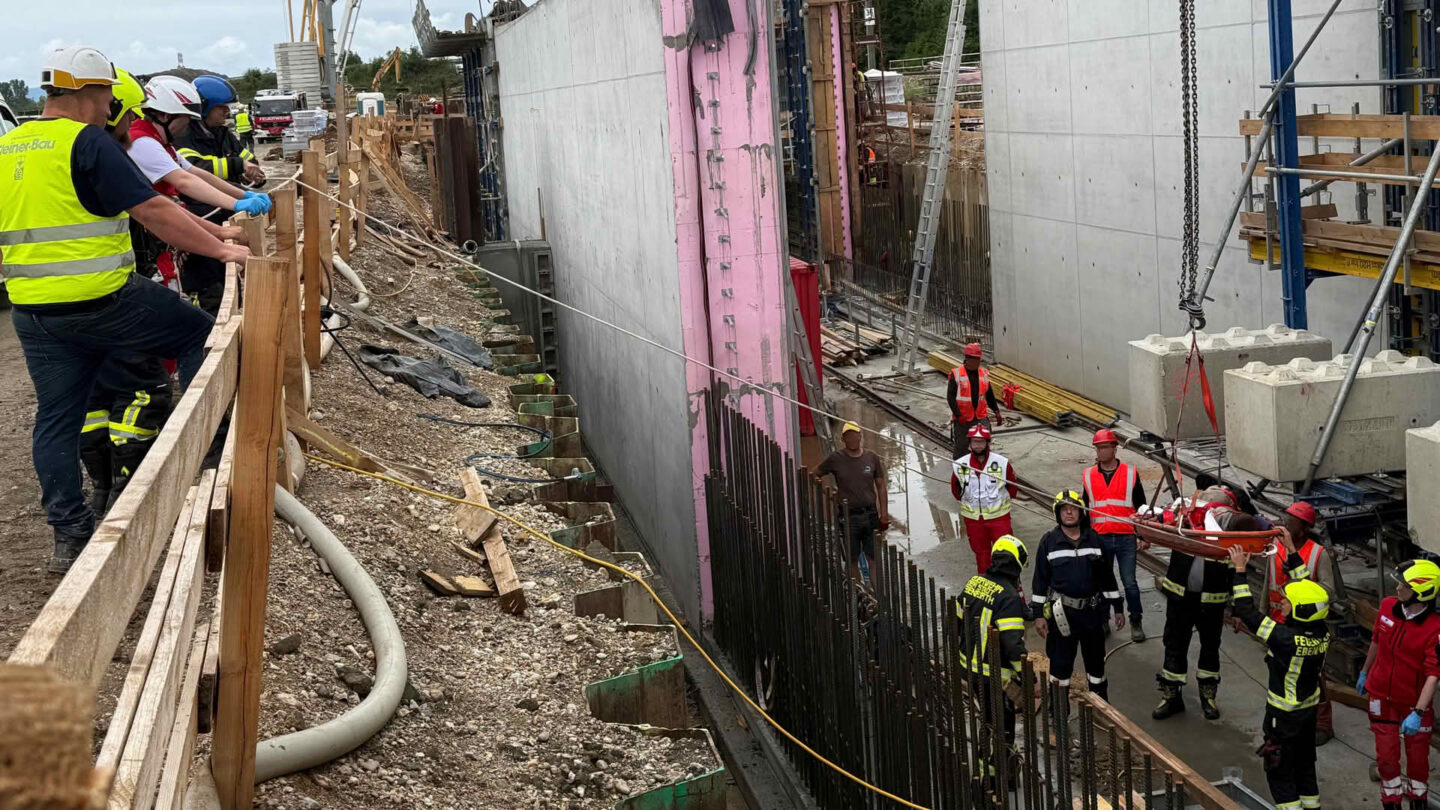 Verletzter Arbeiter aus Baugrube gerettet