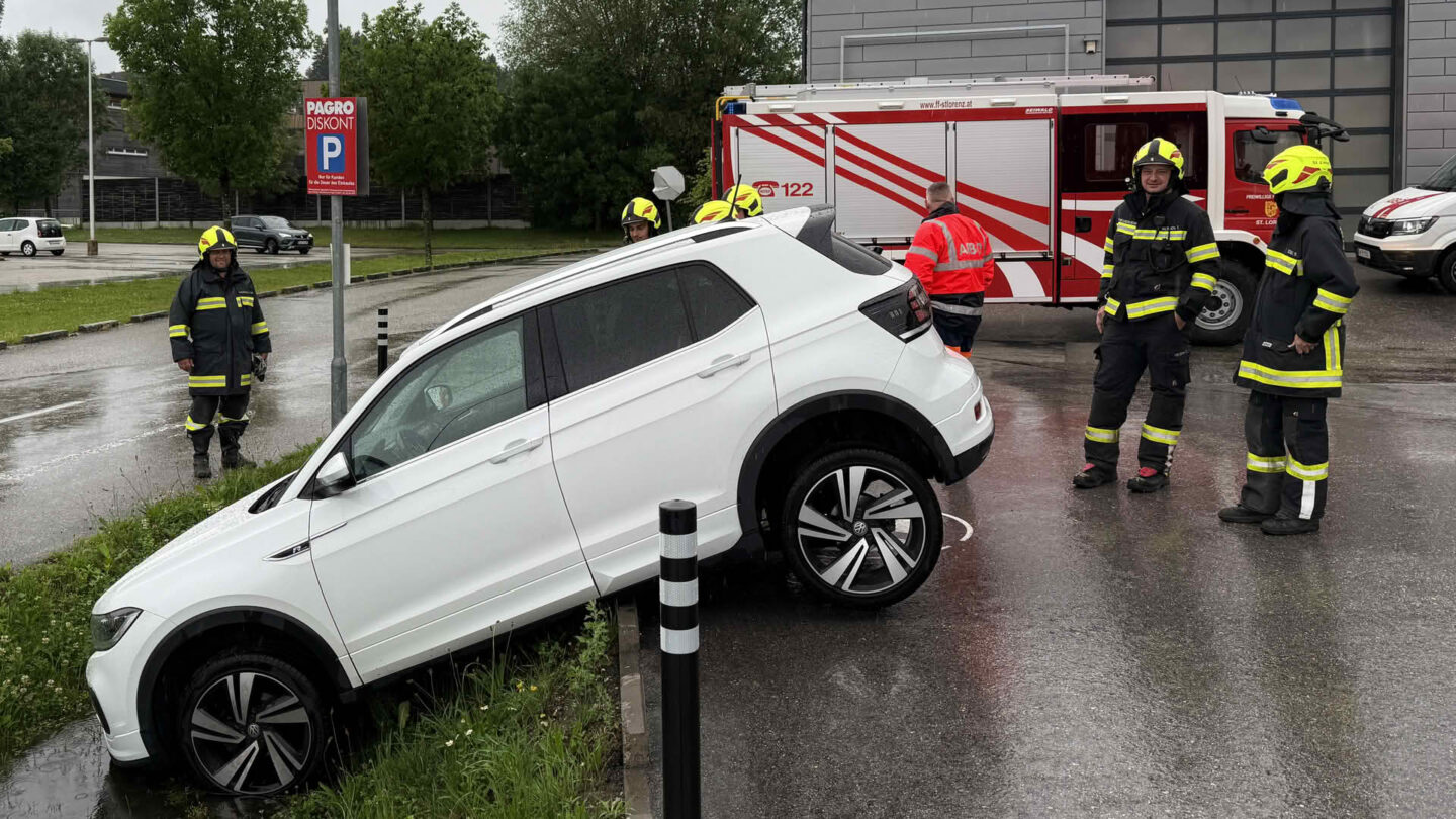 Feuerwehr birgt mit „Palettentetris“ verunfalltes Fahrzeug