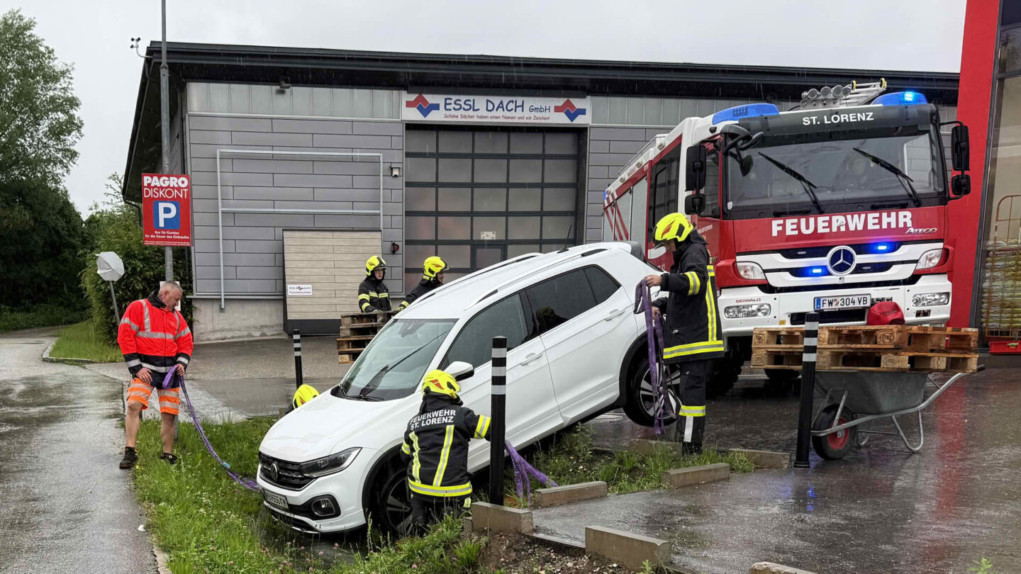 Feuerwehr birgt mit „Palettentetris“ verunfalltes Fahrzeug