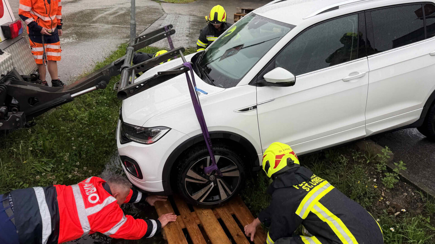 Feuerwehr birgt mit „Palettentetris“ verunfalltes Fahrzeug