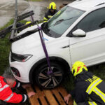 AFK Mondsee: Feuerwehr birgt mit „Palettentetris“ verunfalltes Fahrzeug