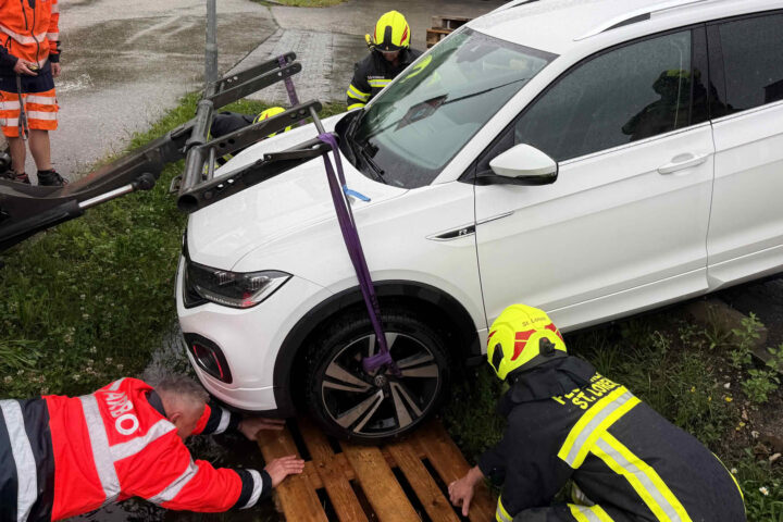 AFK Mondsee: Feuerwehr birgt mit „Palettentetris“ verunfalltes Fahrzeug