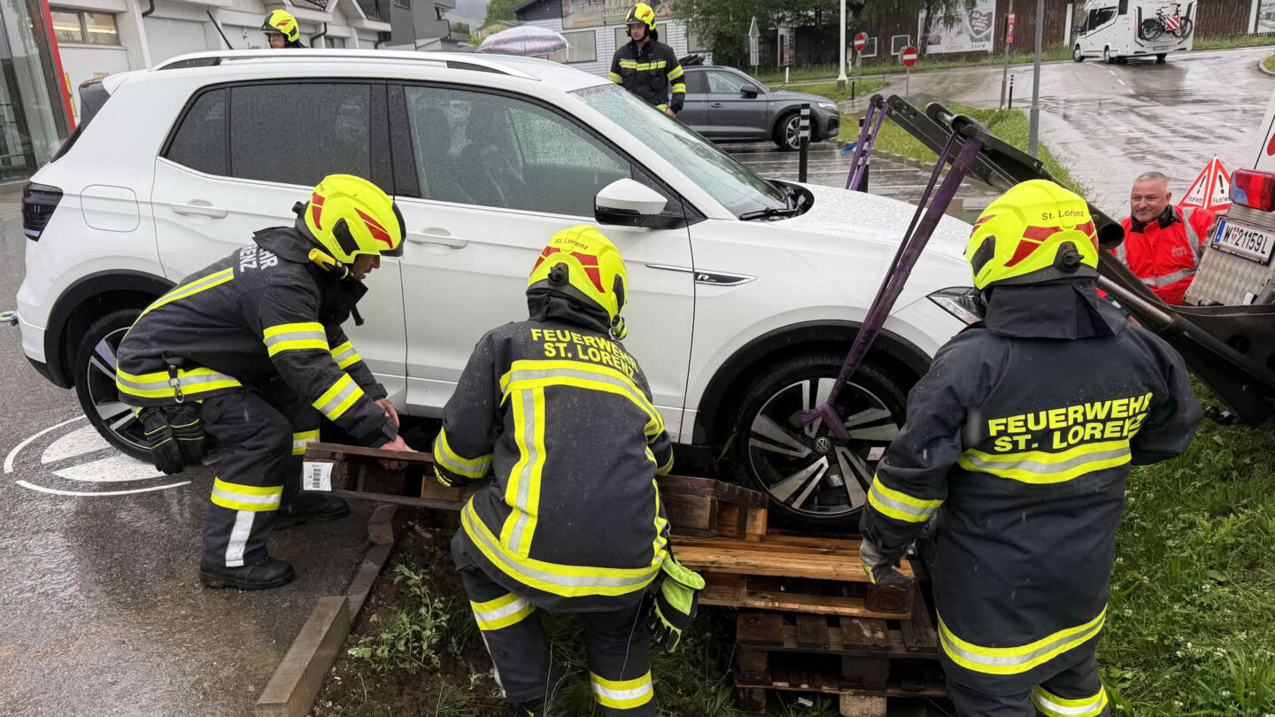 Feuerwehr birgt mit „Palettentetris“ verunfalltes Fahrzeug