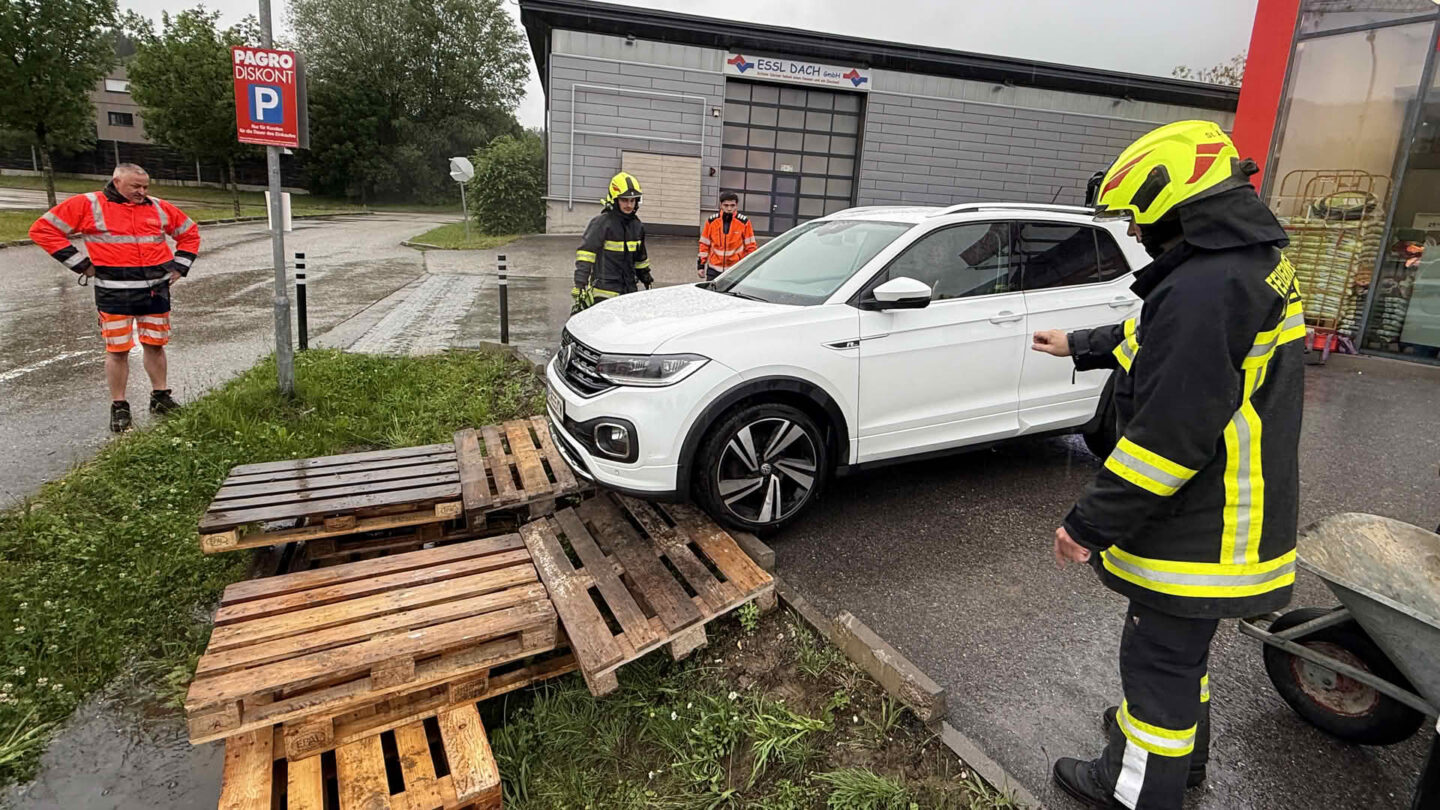 Feuerwehr birgt mit „Palettentetris“ verunfalltes Fahrzeug