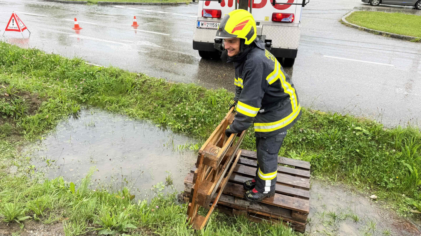 Feuerwehr birgt mit „Palettentetris“ verunfalltes Fahrzeug