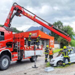 FF Bad Goisern: Fahrzeug mittels Bergekran geborgen