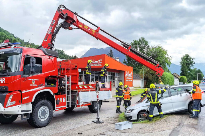 FF Bad Goisern: Fahrzeug mittels Bergekran geborgen