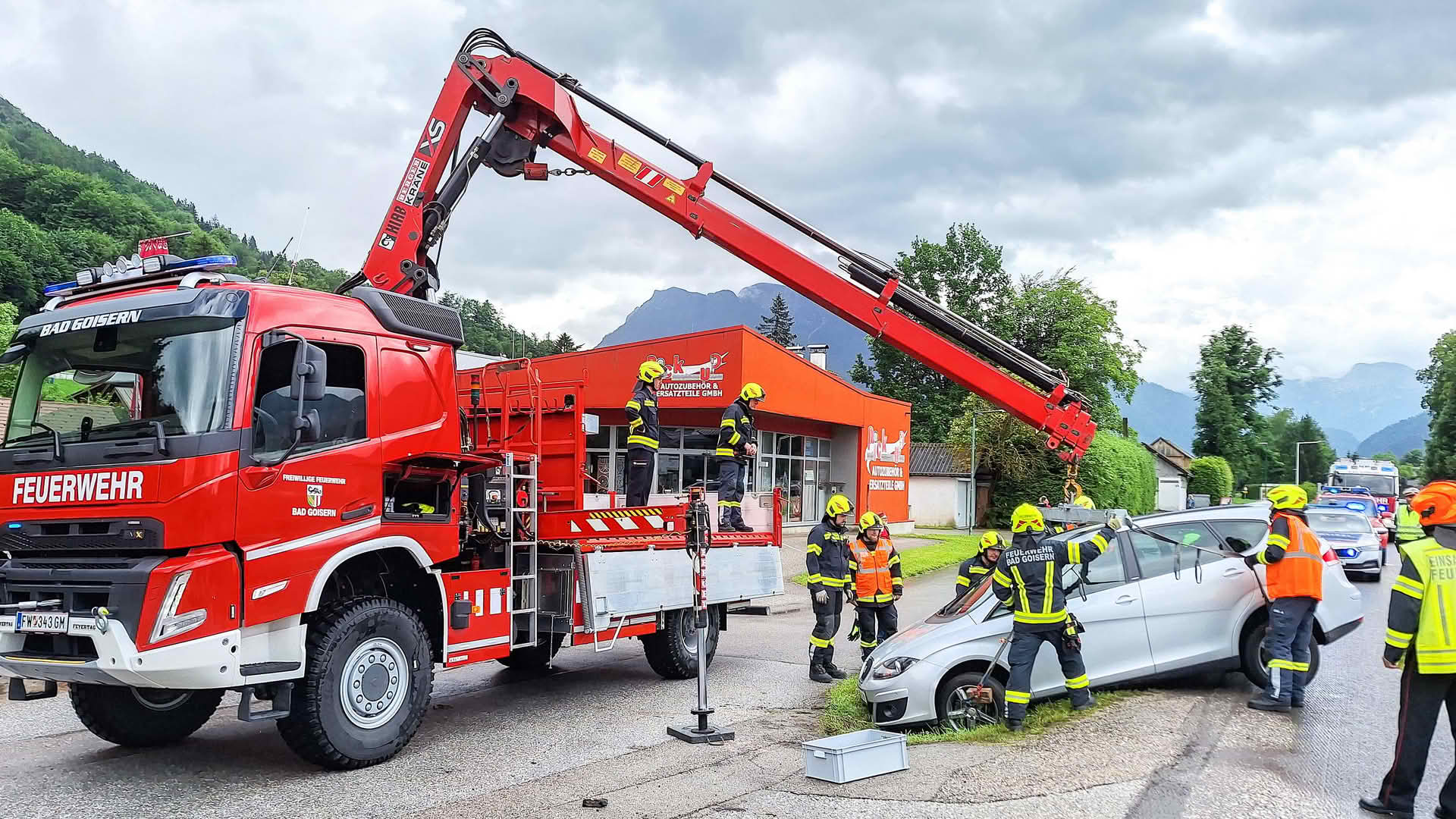 FF Bad Goisern: Fahrzeug mittels Bergekran geborgen