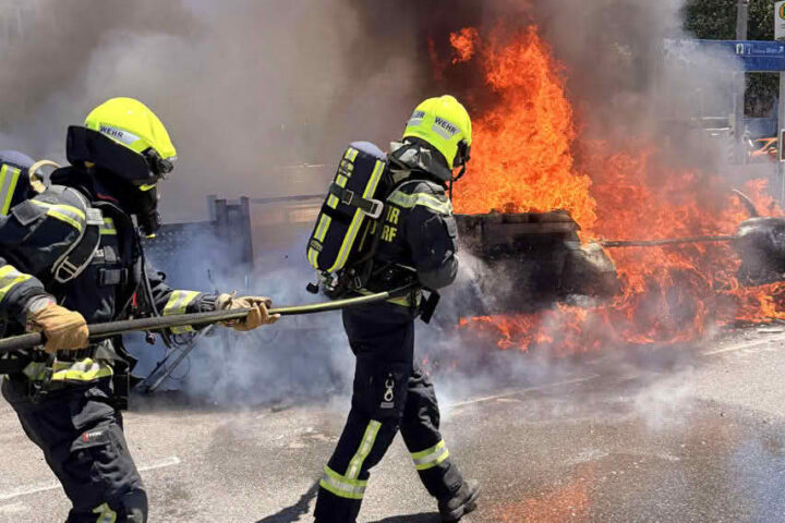 BFKDO Baden: Wohnwagen fängt während der Fahrt Feuer