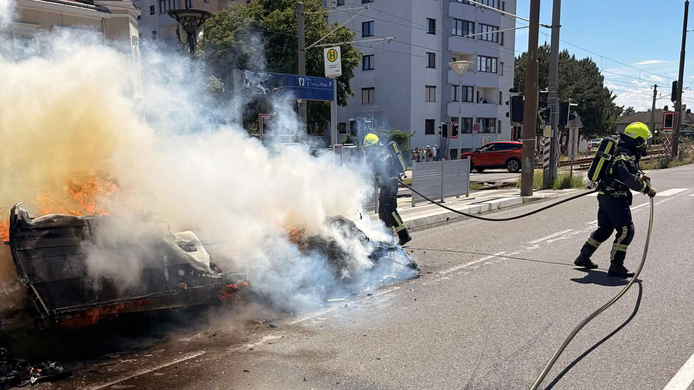 Wohnwagen fängt Feuer