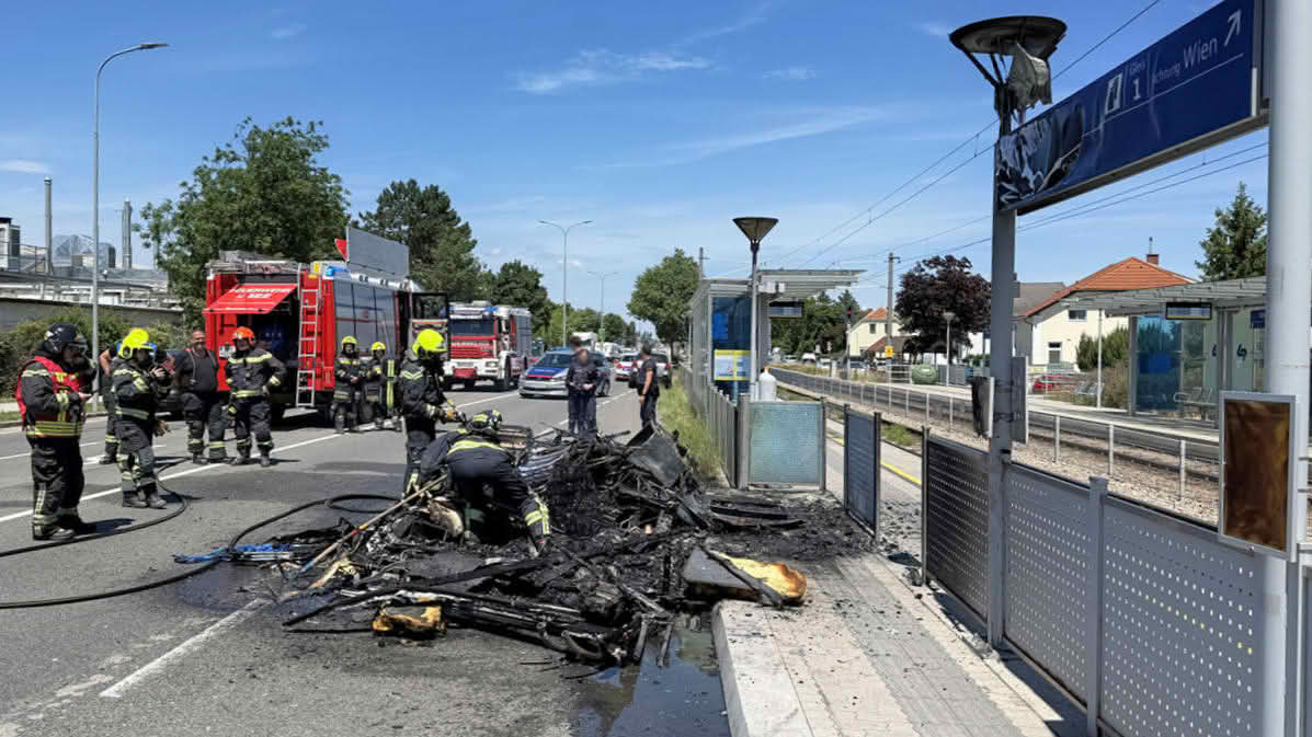 Wohnwagen fängt Feuer