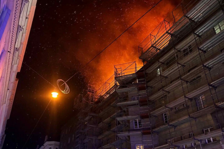 Berufsfeuerwehr Wien: Dachbrand – Alarmstufe 3