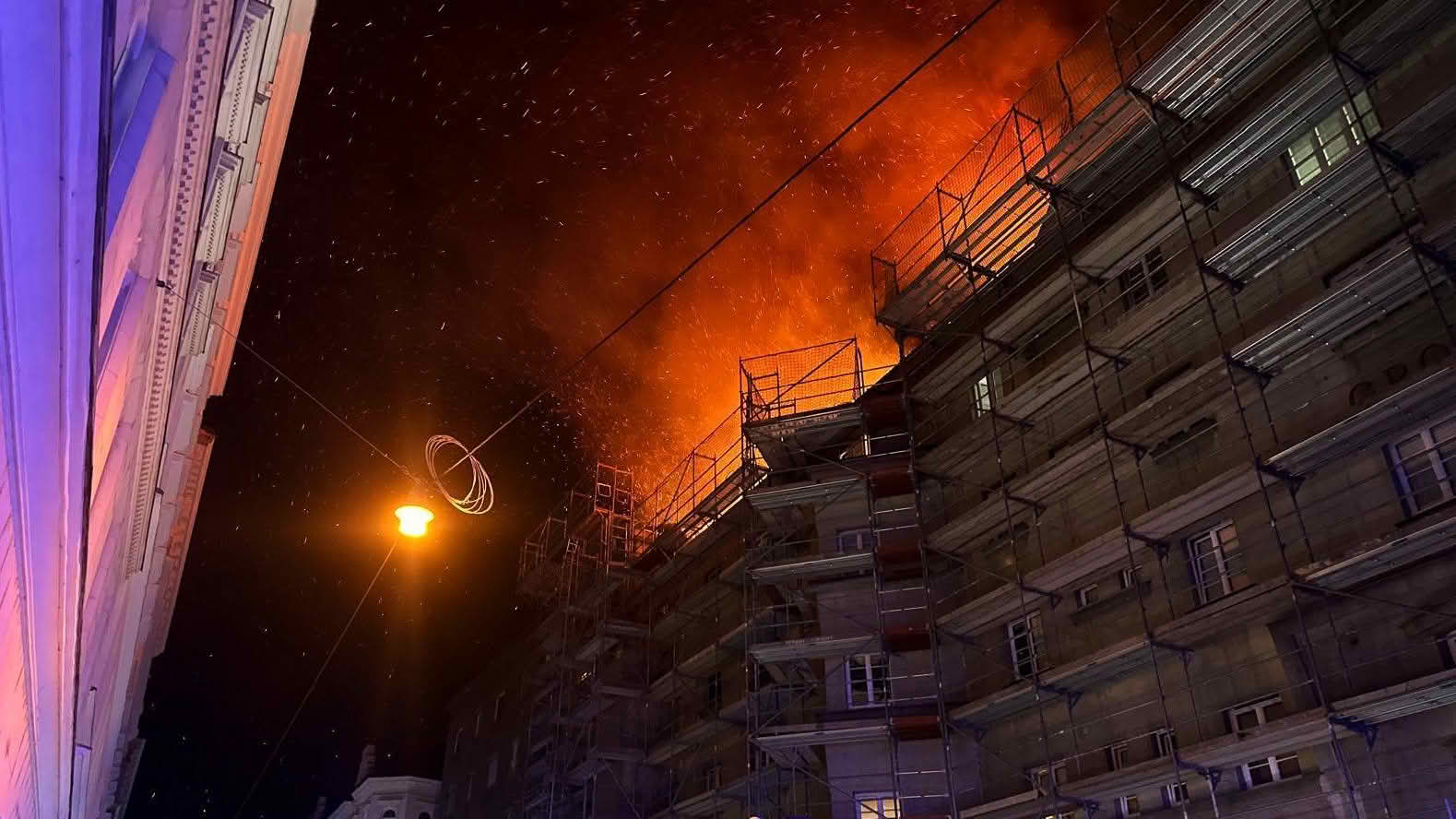 Berufsfeuerwehr Wien: Dachbrand â Alarmstufe 3