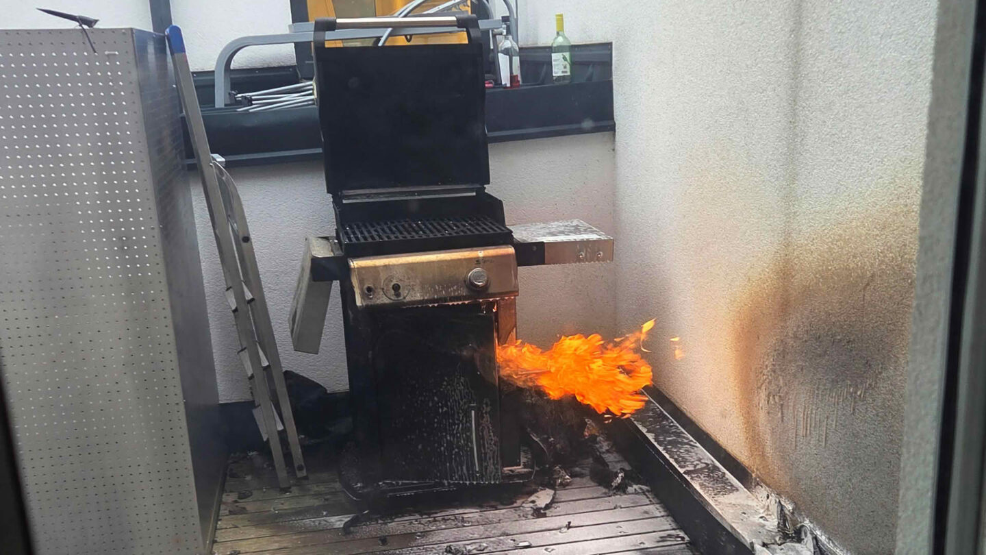 Griller und Gasflasche fingen Feuer