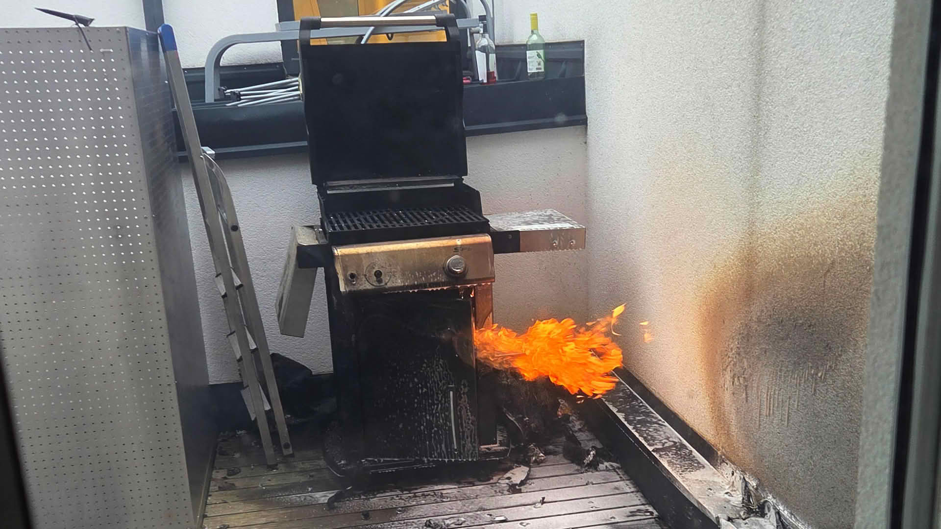 FF Krems: Griller und Gasflasche fingen Feuer FF Krems: Griller und Gasflasche fingen Feuer
