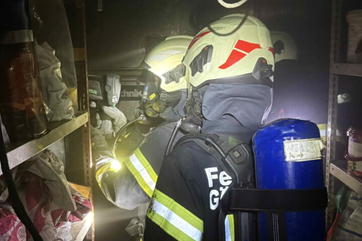 BFKDO Gänserndorf: Brand in Gewerbebetrieb – 2 Personen gerettet