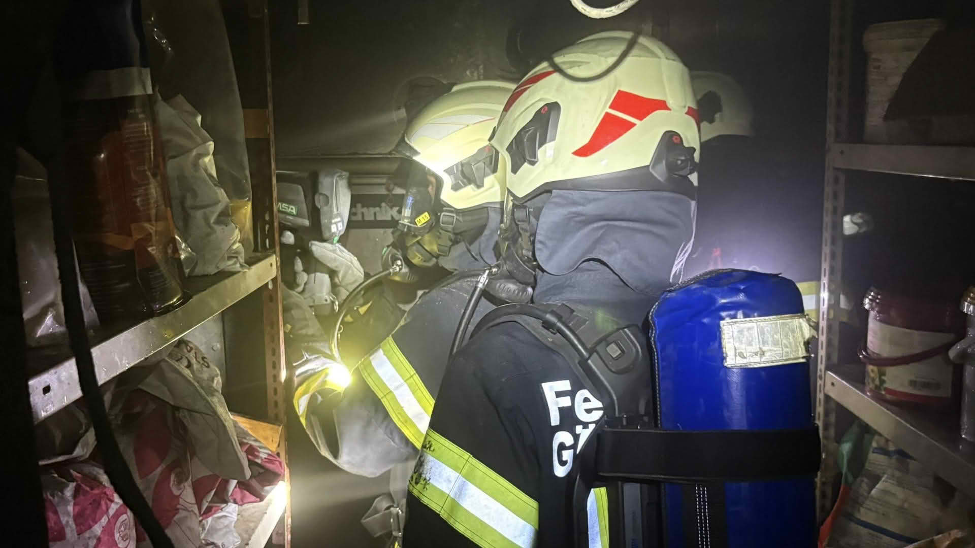 BFKDO GĂ€nserndorf: Brand in Gewerbebetrieb â 2 Personen gerettet