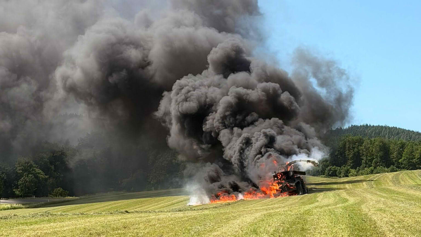Landwirtschaftliche Maschine in Vollbrand