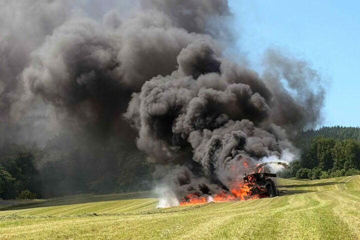 FF Krumbach: Landwirtschaftliche Maschine in Vollbrand