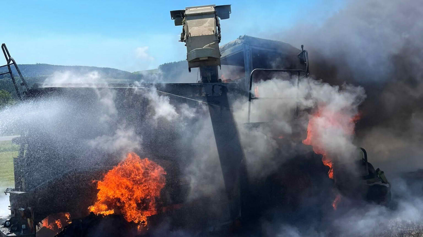 Landwirtschaftliche Maschine in Vollbrand